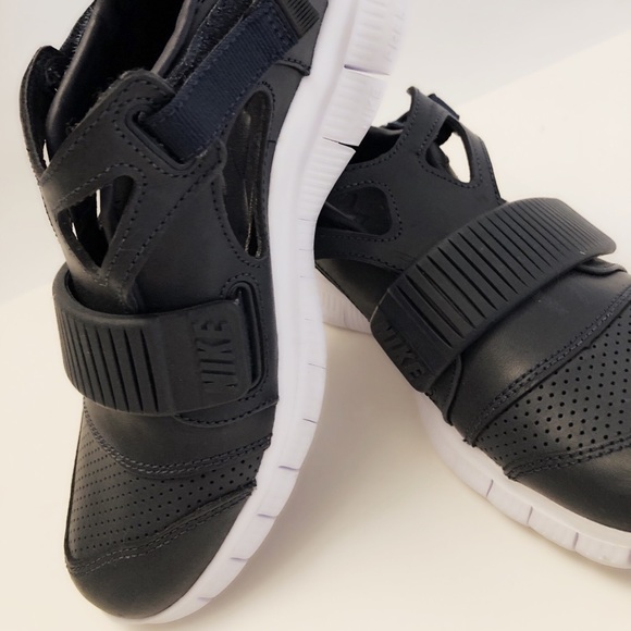 Kids Nike size 5 1/2 huarache lab free navy blue - Picture 2 of 6